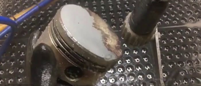 Aquablasting części w komorze